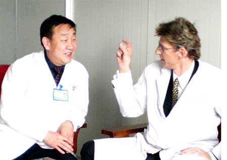 彭院长与美国医疗皮肤科专家戴中玛博士进行交流