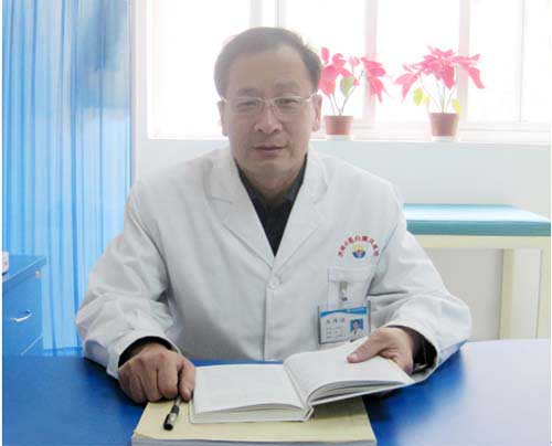 闫绳宏:主任医师,皮肤科首席专家